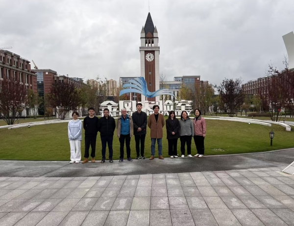 Le soutien aux travaux de recherche des doctorants.